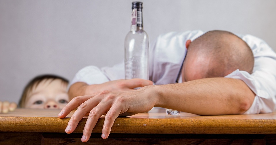 »Koronavirus je problem, vendar se z omejevanjem kopičijo težave drugje«