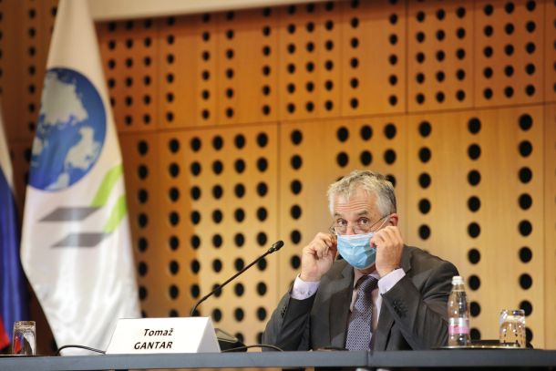 »Minister Gantar, se zavedate, da se Janša igra z vami?«