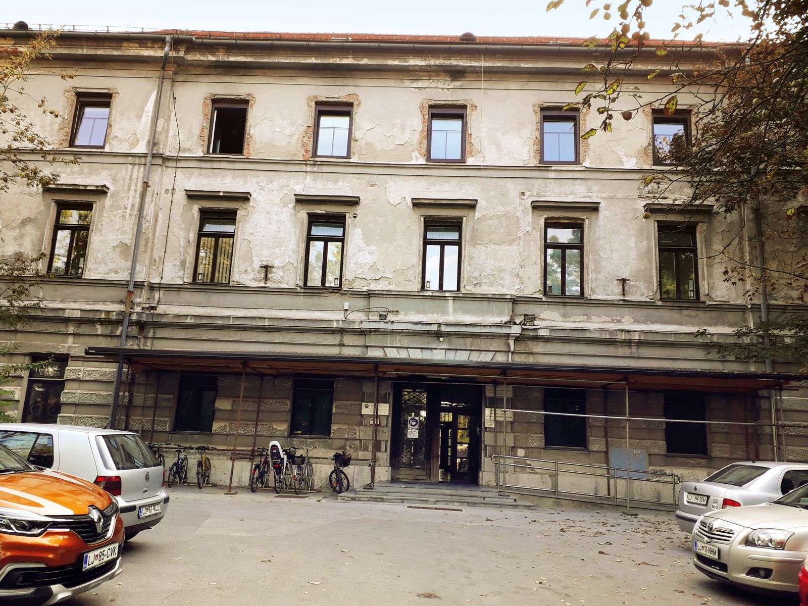 Razpadajoča stavba ljubljanske infekcijske klinike. Gradnja nove naj bi stala 100 milijonov evrov.