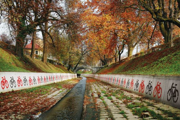 Eden zadnjih večjih šablonskih projektov v Ljubljani, protestniška kolesa ob izlivu Gradaščice v Ljubljanico, je bil te dni žrtev „čiščenja mesta“.