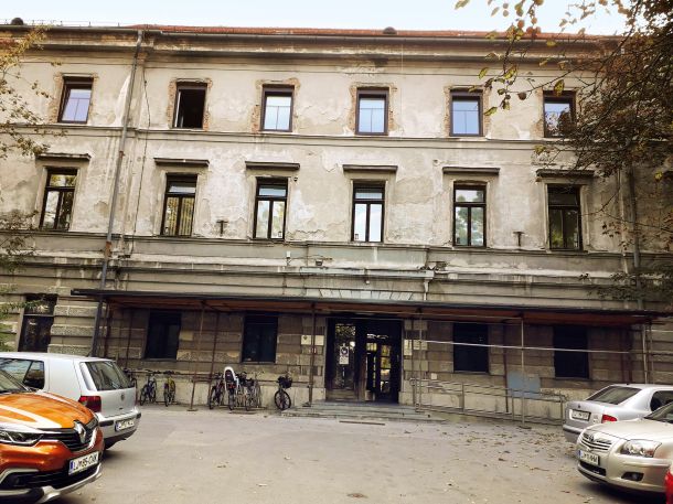 Razpadajoča stavba ljubljanske infekcijske klinike. Gradnja nove naj bi stala 100 milijonov evrov. 