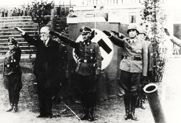 Domobranska prisega Hitlerju na bežigrajskem stadionu v Ljubljani. General Leon Rupnik v civilnih oblačilih na levi