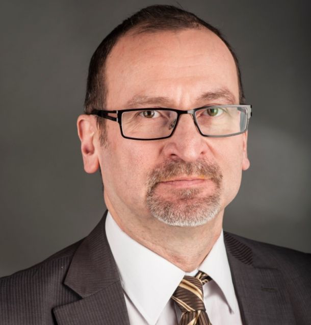 Orbanov evroposlanec in nasprotnik LGBT+ pravic na zabavi z golimi moškimi 