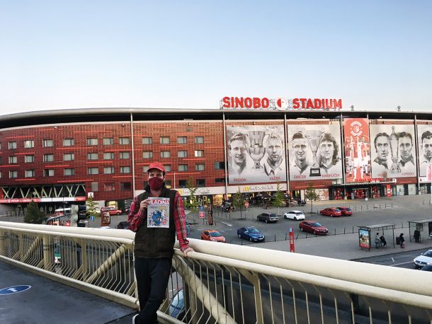 Oportunist pred stadionom nogometne ekipe Slavia, Praga, Češka