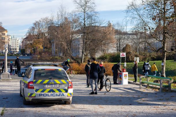 Policisti v avtomobilu so v soboto, 21. novembra, nadzorovali zbiranje podpisov za razpis referenduma v ljubljanskem Tivoliju in ob tem zagrozili, da bodo prepovedali zbiranje podpisov, če čakajoči v vrsti ne bodo držali razdalje