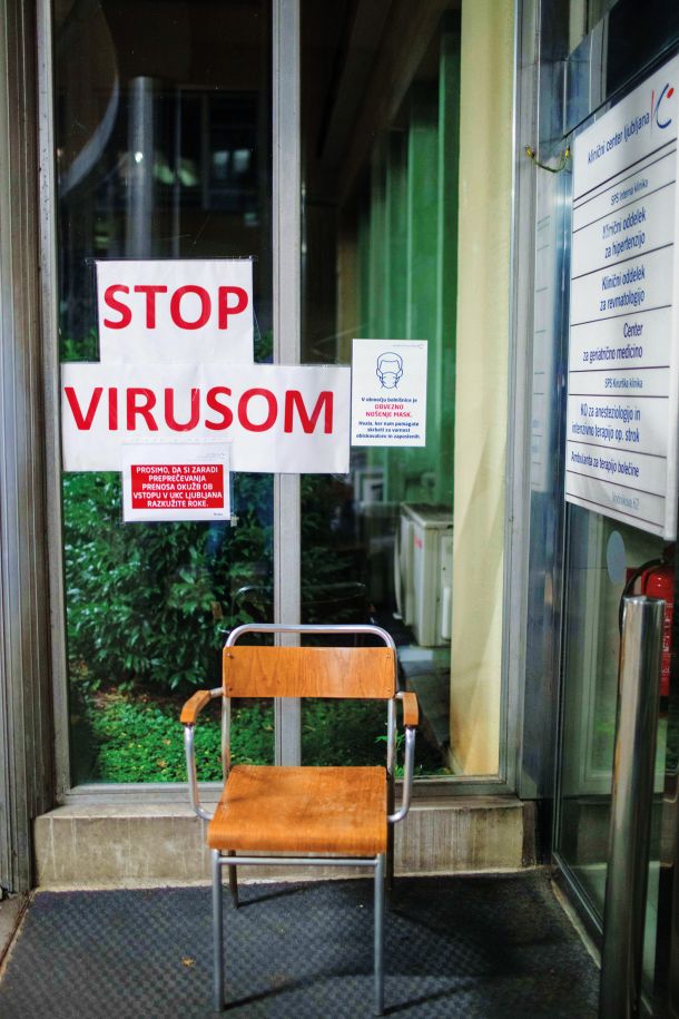 Vstop na ljubljansko infekcijsko kliniko. (Slika je simbolična) Še ko na delovnem mestu zboli zdravstveno osebje, so se na papirju okužili nekje drugje, ker bi zaradi nenavadne slovenske ureditve to pomenilo poškodbo pri delu. Posledično pa je tudi bolniška nižja.