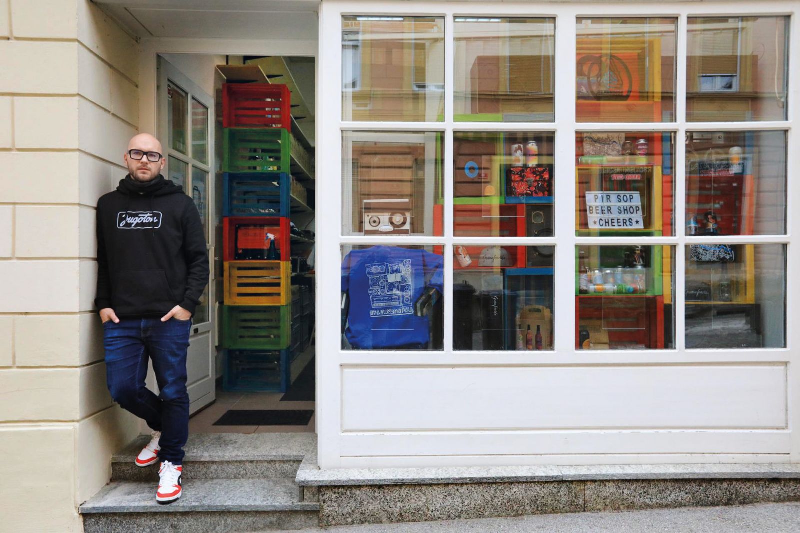 Mariborski gostinec Domen Kozole bo moral državi vrniti 3000 evrov, ki jih je dobil kot subvencijo za čakanje na delo, ker je z dodatno dejavnostjo med »lockdownom« skušal povsem legalno zaslužiti nekaj fičnikov, s katerimi bi pokril vsaj del obratovalnih stroškov in zagotovil preživetje svojemu podjetju. »Z malimi podjetniki ravnajo, kakor da smo vsi po vrsti goljufi in lenuhi,« je razočaran.