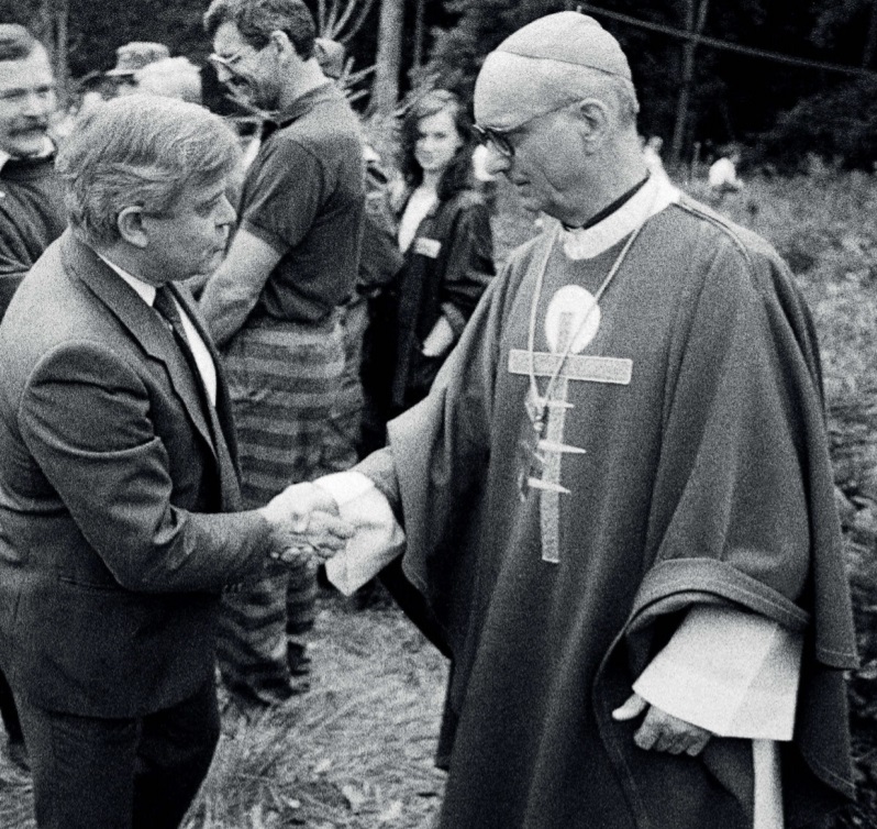 OSEMDESETA: Vstajenje