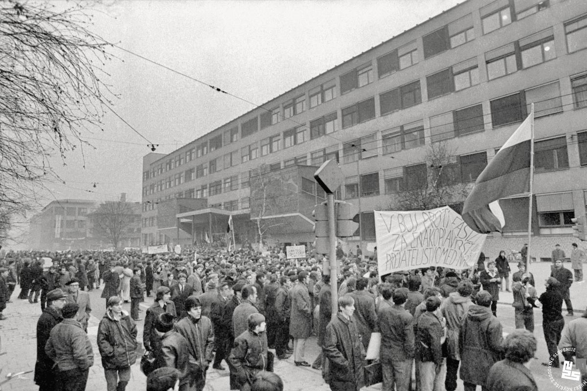 »Pred demonstracijami sem policiste razorožil«