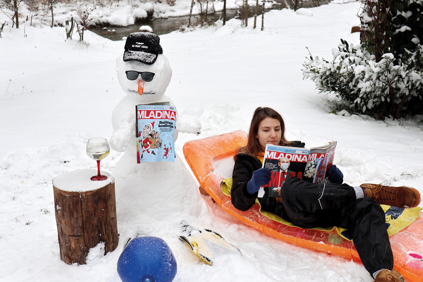 Tajda se po premierovih Janez Zalaznik navodilih druži in poležava v Iškem vintgarju 
