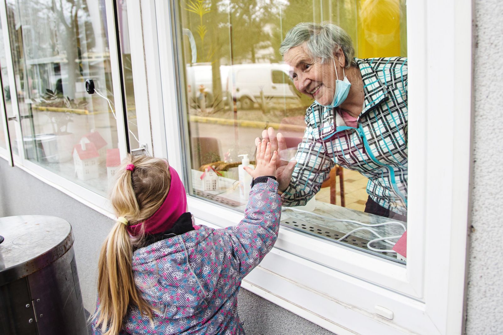 Brezkontaktni obiski s pomočjo dvosmernega komunikacijskega sistema z mikrofoni, pritrjenimi na okno v pritličju, Center slepih, slabovidnih in starejših Škofja Loka | Luka Dakskobler