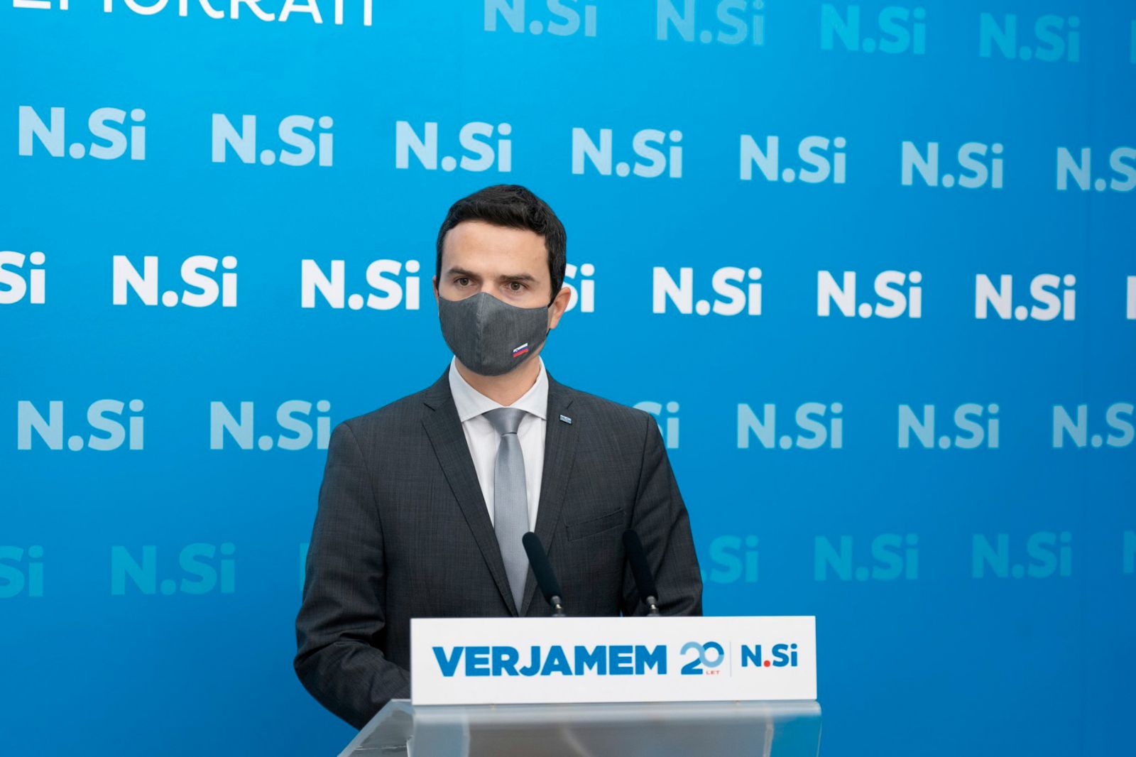 Vladna modna maska ver. 1 – siva maska in slovenska zastava