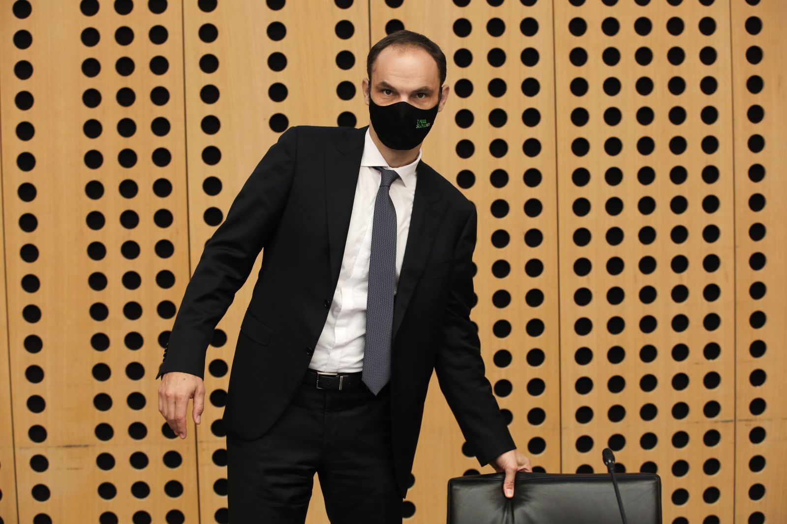 Vladna modna maska ver. 2 - črni minimalizem in napis I feel Slovenia