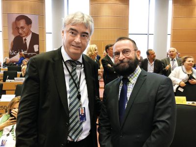 »József Szájer, dober poslanski kolega in eden od ustanovnih očetov stranke Fidesz, mi je poklonil njegovo novo knjigo, kjer odlično analizira globalistične grožnje naši civilizaciji in kulturi.« – Zapis Milana Zvera ob fotografiji, ki je nastala 5. junija 2019
