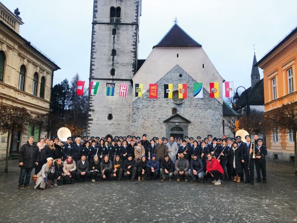 Velika ekipa celovečernega filma Matevža Luzarja Orkester je bila pravzaprav še večja, saj so na fotografiji, narejeni novembra 2019, le nekateri od slovenskih in avstrijskih igralcev, ki so v filmu nastopili. Filma ne morejo dokončati, ker je aktualna vlada brez pojasnil zaustavila izplačila za njihov in še 32 drugih celovečernih filmskih projektov. 