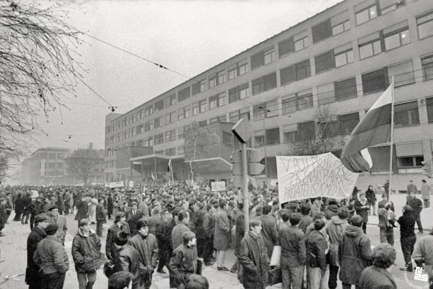»Pred demonstracijami sem policiste razorožil«