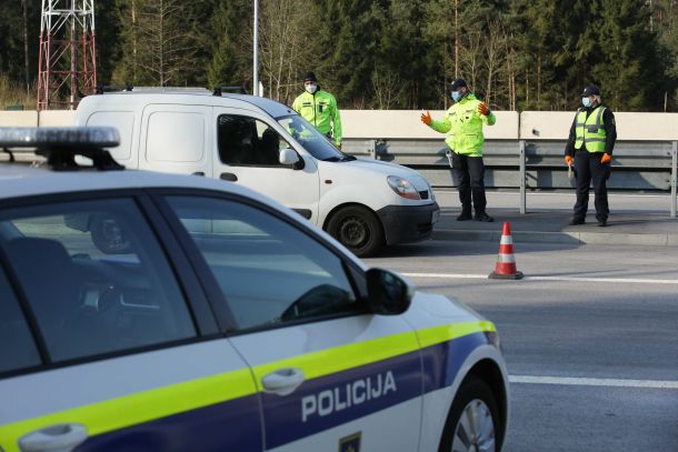 Kontrolna točka na avtocesti Torovo, kjer so med prvim valom aprila letos policisti poostreno nadzirali spoštovanje odloka o prepovedi gibanja med občinami