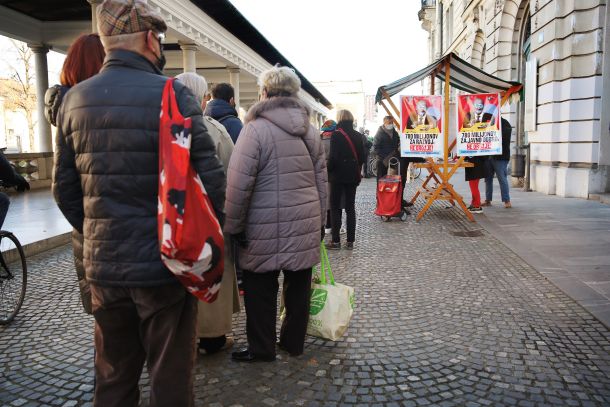 Kar 28.551 državljanov in državljank je v tednu dni podpisalo zahtevo po razpisu referenduma o zakonu, ki ureja naložbe v Slovensko vojsko. Enainpetdeset poslancev njihovega mnenja ni upoštevalo, namenoma so ga prezrli, odločili so se, da bi bil razpis takšnega referenduma neustaven. Zdaj bo o tej prepovedi odločalo ustavno sodišče. 