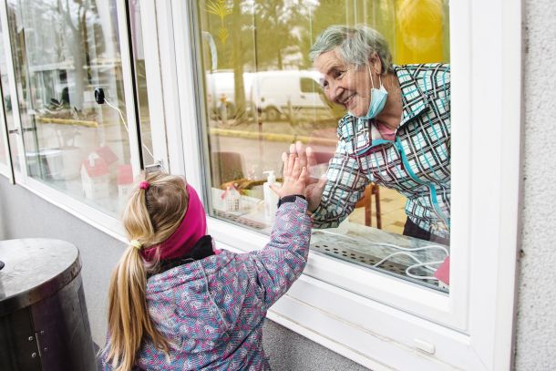 Brezkontaktni obiski s pomočjo dvosmernega komunikacijskega sistema z mikrofoni, pritrjenimi na okno v pritličju, Center slepih, slabovidnih in starejših Škofja Loka