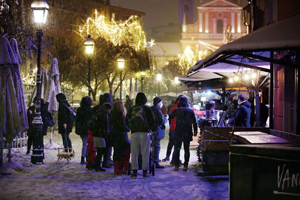 Praznično vzdušje v predbožični Ljubljani in točenje kuhanega vina 