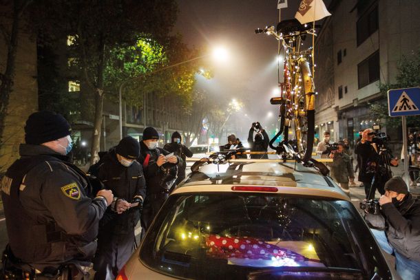 To vozilo je več policistov večkrat ustavilo, večkrat popisalo in večkrat kaznovalo potnike. Za vsak slučaj in na zalogo.