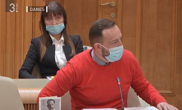 Raper Zlatan Čordić - Zlatko med pojasnjevanjem svoje strani zgodbe na včerajšnji seji 