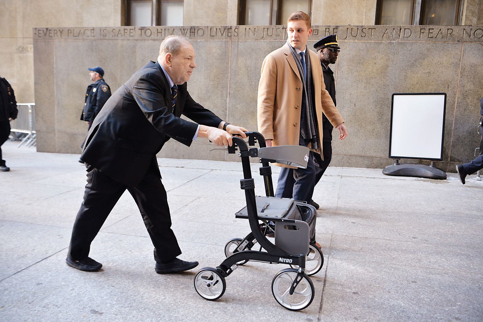 Prihod nekoč mogočnega spolnega predatorja Harveyja Weinsteina na sodišče v New Yorku