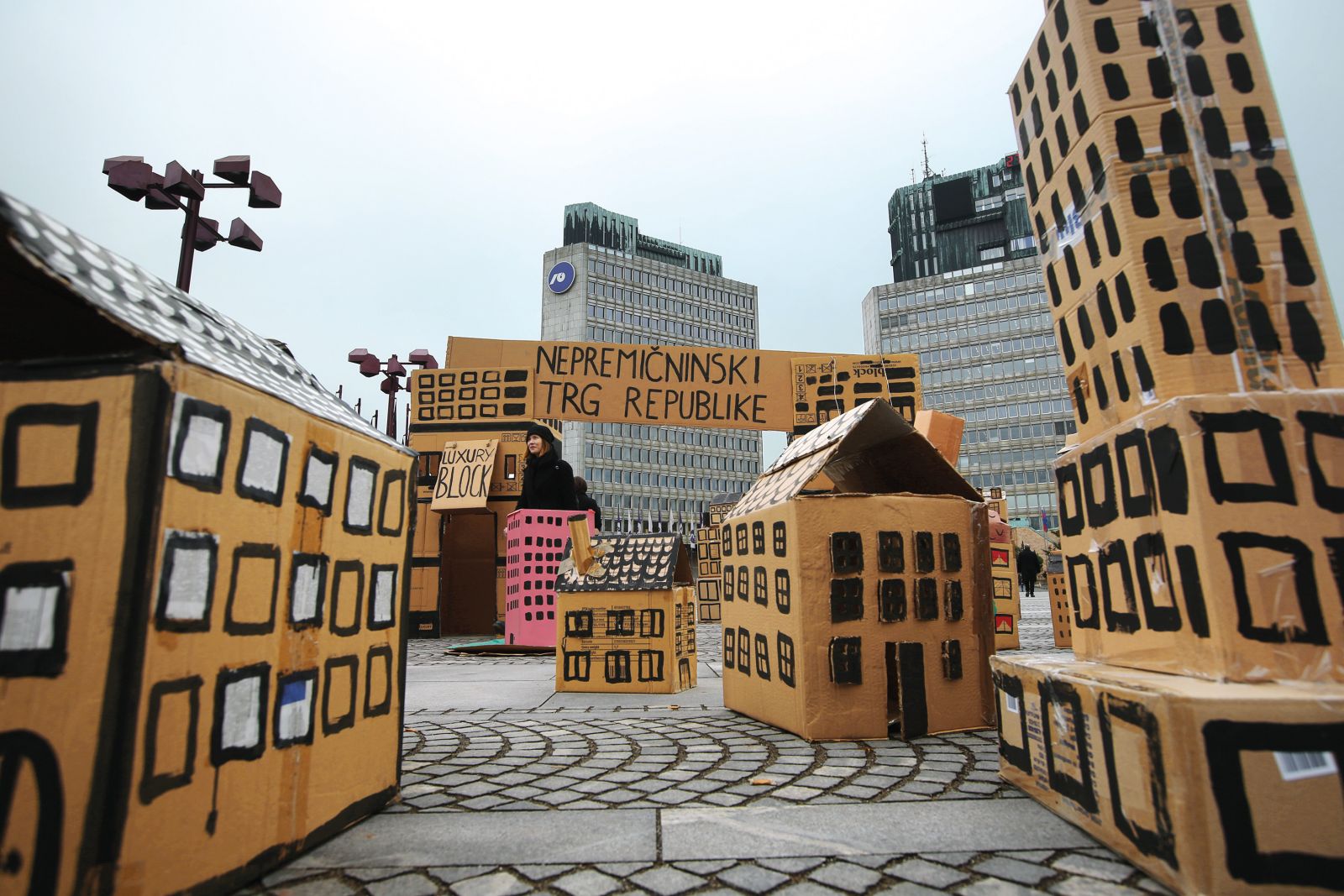 Akcija gibanj Kje bomo pa jutri spali? in Kvadratni meter, s katero so želeli opozoriti na nevzdržno stanje na stanovanjskem trgu, pred državnim zborom, Ljubljana | Borut Krajnc