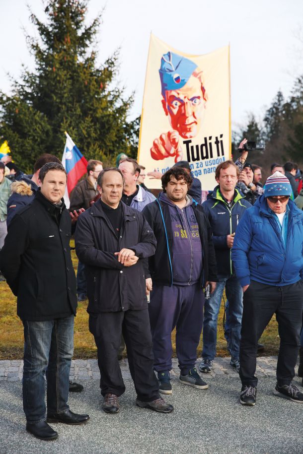 Poziv stranke SDS k obrambi domovine (na fotografiji tudi kandidat za bodočega obrambnega ministra Žan Mahnič)