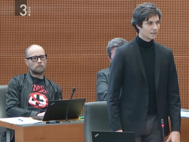 Poslanec Primož Siter (zadaj) in njegova vpadljiva majica danes v Državnem zboru