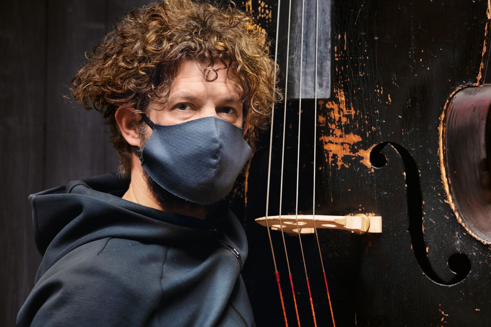 Skladatelj in kontrabasist Tomaž Grom v svojem studiu