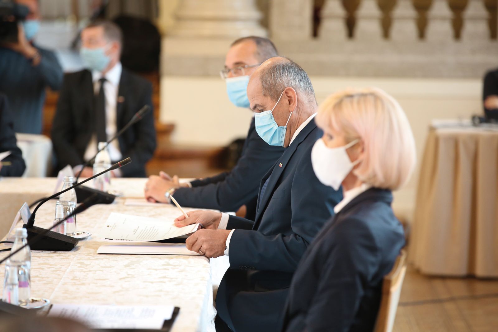 Oblast pravno državo vedno bolj razume kot oviro pri uresničevanju političnih načrtov. Predsednik vlade med generalnim državnim tožilcem Dragom Šketo in pravosodno ministrico Lilijano Kozlovič. 