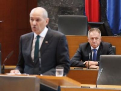 Predsednik vlade Janez Janša še vedno ščiti gospodarskega ministra Zdravka Počivalška, saj s tem rešuje obstoj svoje vlade ...