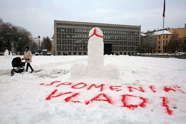 Spomenik vladi, ki ga je policija nemudoma podrla in potem stražila sneg do odjuge