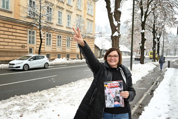 Judita Thaler na Roški z Mladino, na kateri je upodobljena njena fotografija iz časov protestov v podporo četverici
