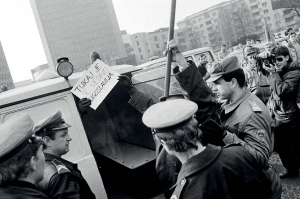 OSEMDESETA: Ustavna osamosvojitev