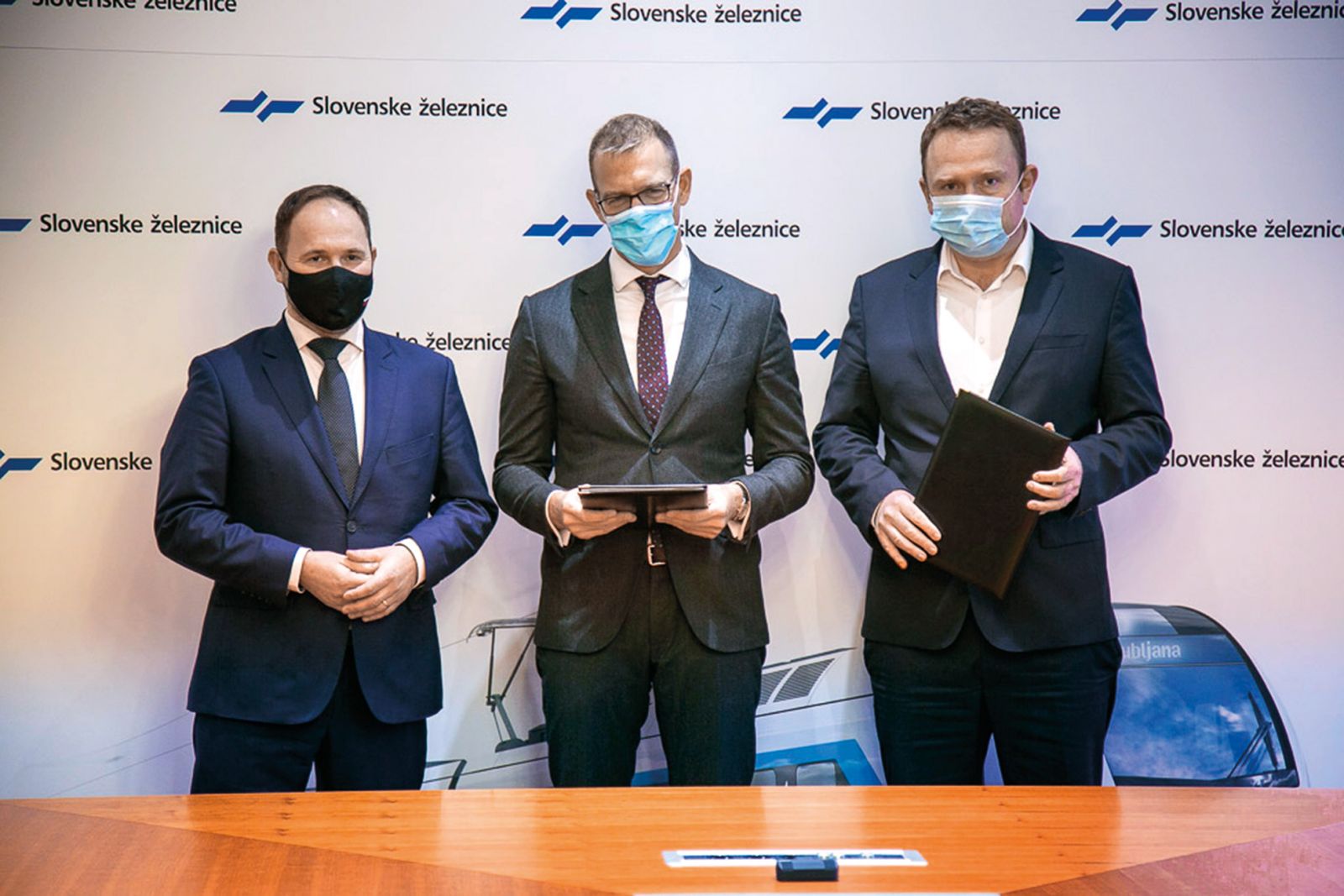 Predsednik upravnega odbora skupine EPH Daniel Křetínský in generalni direktor Slovenskih železnic Dušan Mes sta ta teden podpisala dogovor o strateškem partnerstvu med skupinama. (levo minister za infrastrukturo Jernej Vrtovec)