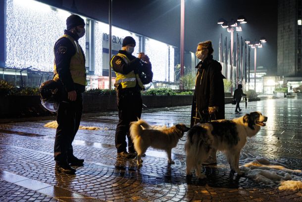 Umetnica Maja Smrekar v pogovoru s policistoma, ki jo pregovarjata, naj raje ne protestira