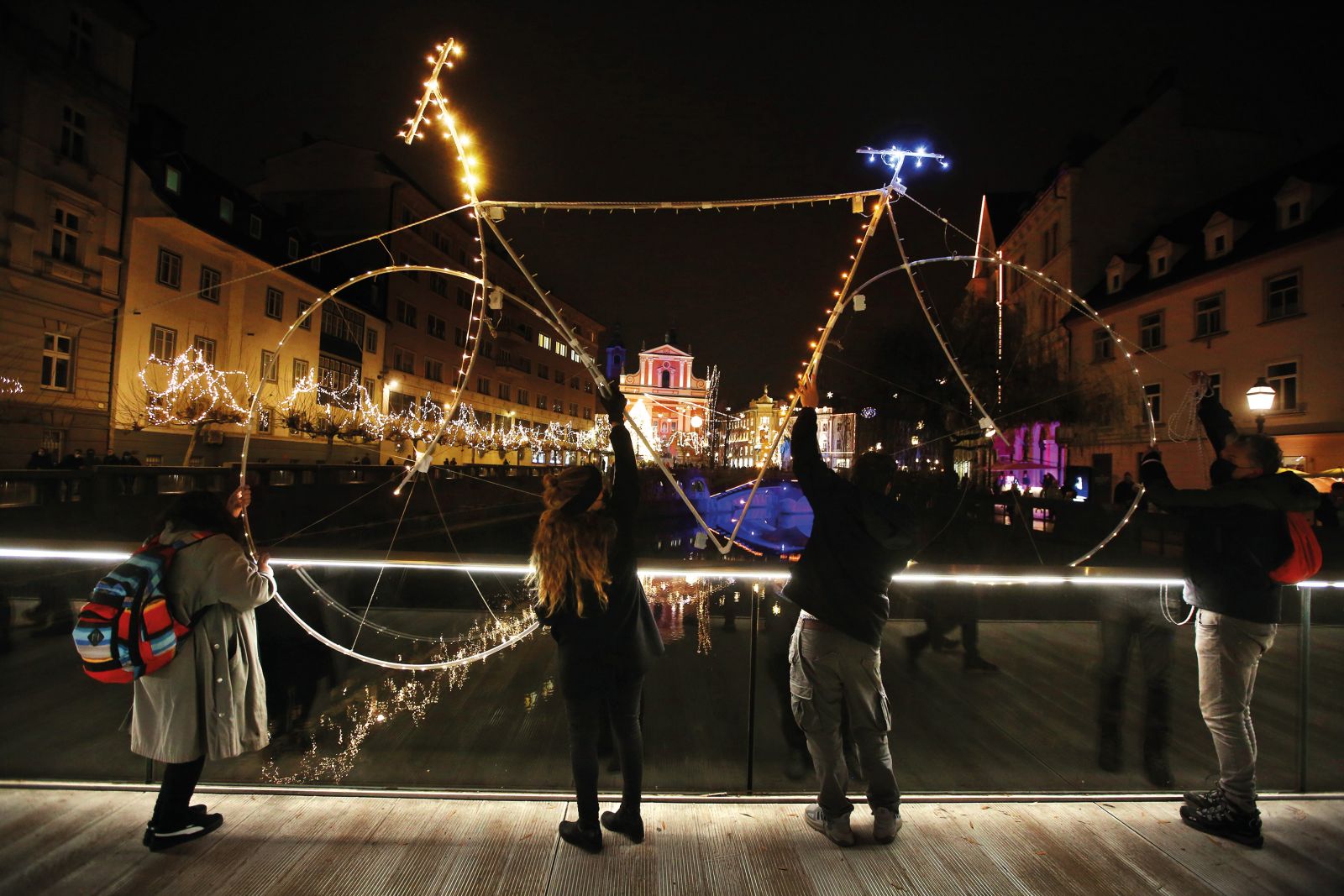 Postavitev simbola protivladnih protestov, kolesa, ki je postalo del novoletne okrasitve Ljubljane | Borut Krajnc