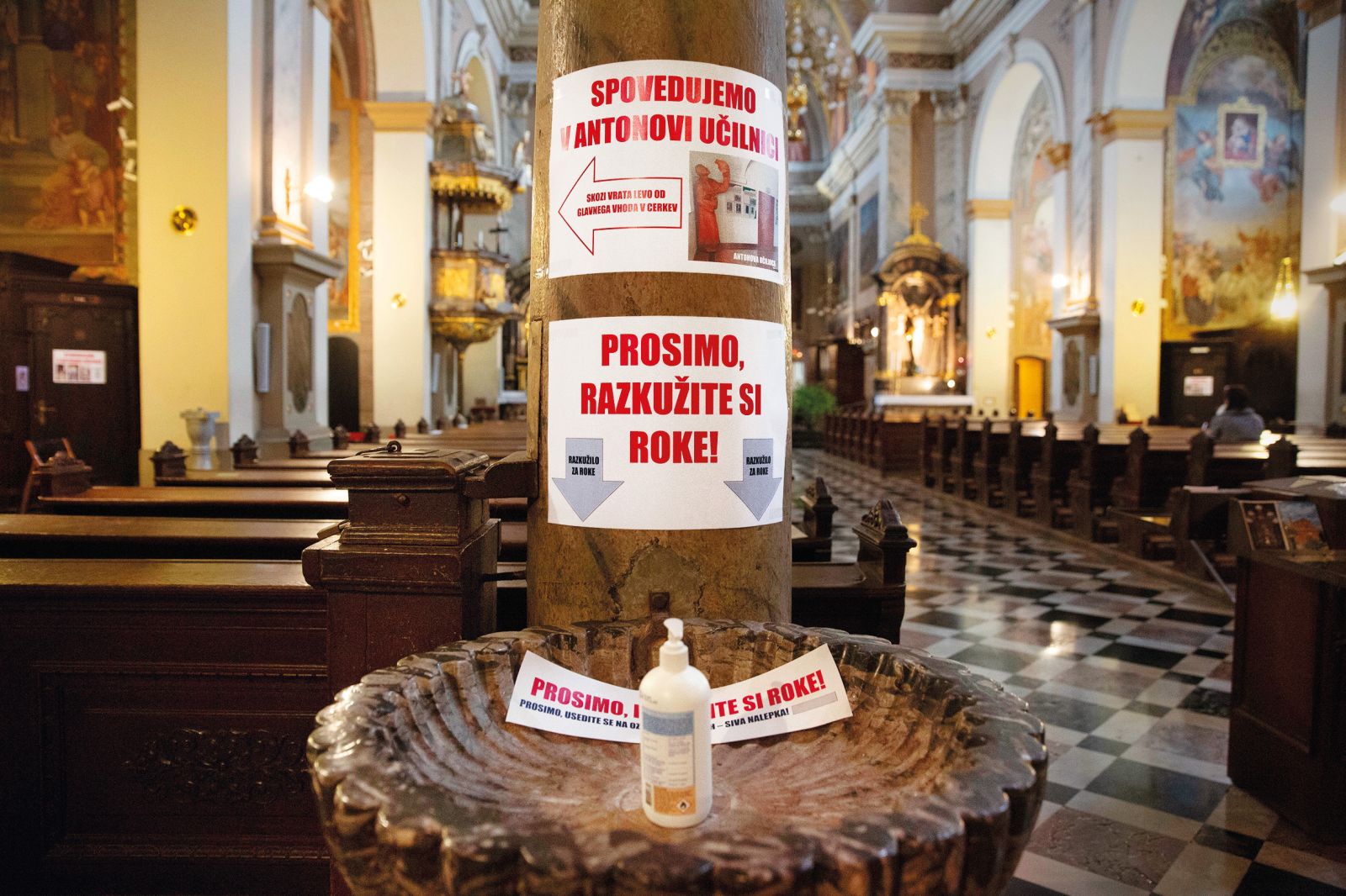 Maše v zaprtih prostorih da, protivladni protesti na prostem ne