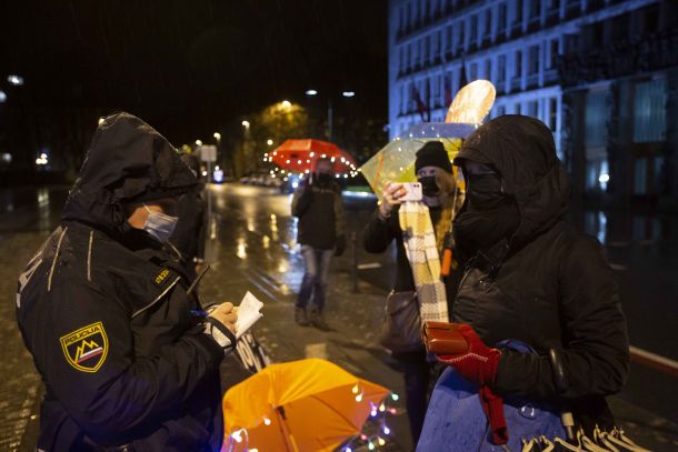 Policija popisuje sprehajalce z dežniki