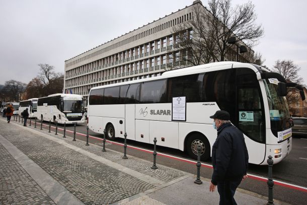 Protest turističnih prevoznikov pred državnim zborom