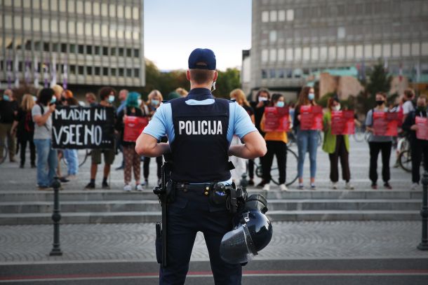 Protest mladih pred državnim zborom 