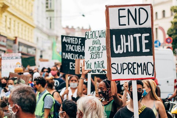 Eden od številnih protestov gibanja Black Lives Matter s transparentom End White Supremacy (Končajte beli supremacizem) 