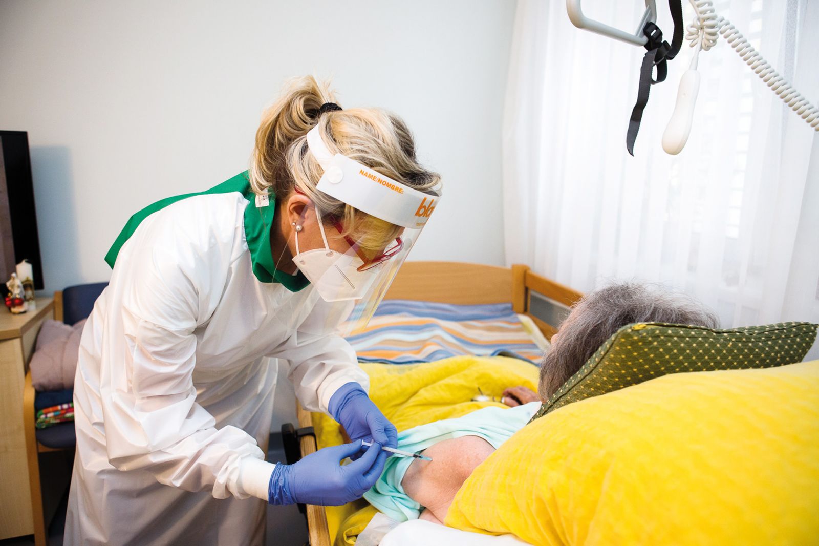 Cepljenje proti COVID-19 v Domu upokojencev Kranj | Luka Dakskobler