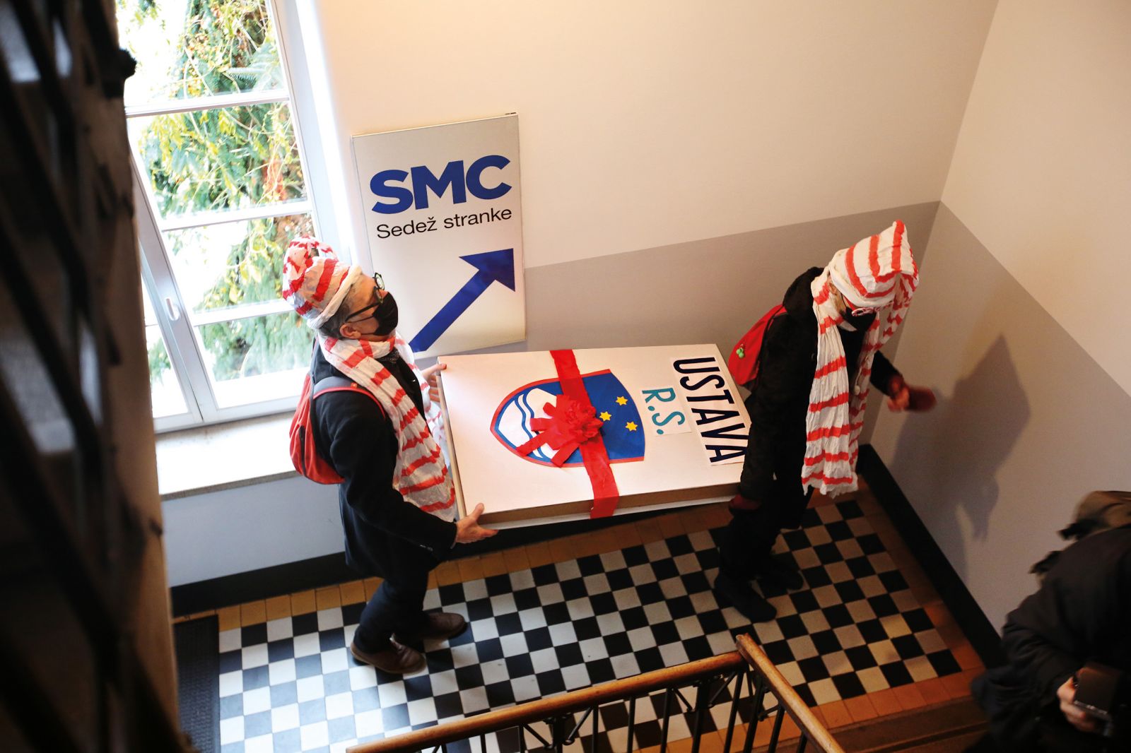 Ustava Republike Slovenije – protestniško darilo za politično stranko SMC, sedež SMC, Ljubljana | Luka Dakskobler