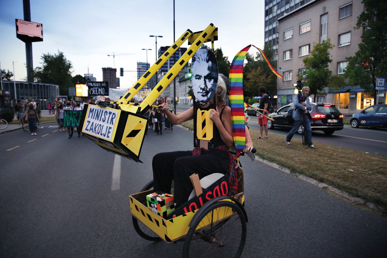 Brane Solce in Sanja Fidler na poti do stavbe ministrstva za okolje, 28. avgust 2020