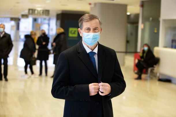 Karl Erjavec - na začetku leta je nepričakovano odletel s funkcije predsednika stranke DeSUS, konec leta pa se vrača kot kandidat za predsednika nove vlade. Karl Erjavec je napovedal, da bo kandidiral za mandatarja le v primeru, če bo imel 46 poslanskih podpisov, kolikor jih je potrebno za uspeh konstruktivne nezaupnice. 