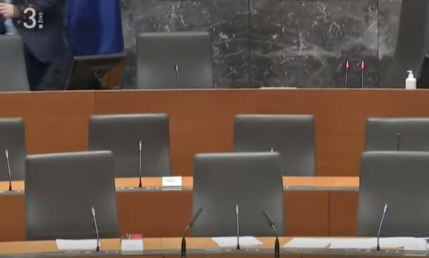 VIDEO: Poslanci zbežali iz parlamenta