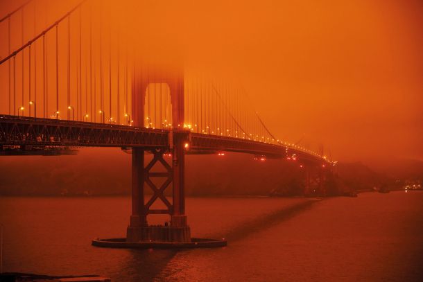 Poldne v San Franciscu, zatemnjenem zaradi kalifornijskih požarov
